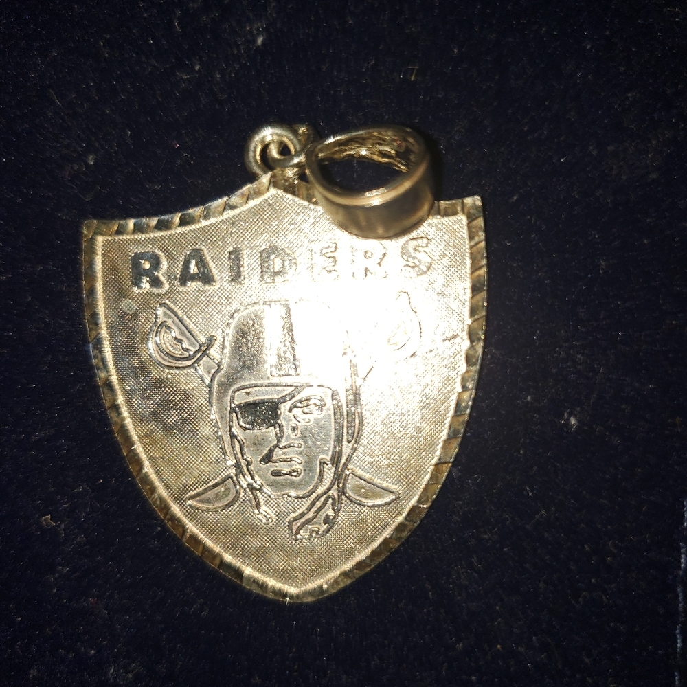 Unisex Raiders pendant.